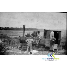Locomotief van het merk Henschel & Co bouwjaar 1915 steenfabriek Daams Ca. 1930 staand Toon Janssen, zittend Koenders , in de kabine J.Buunen F00002195
